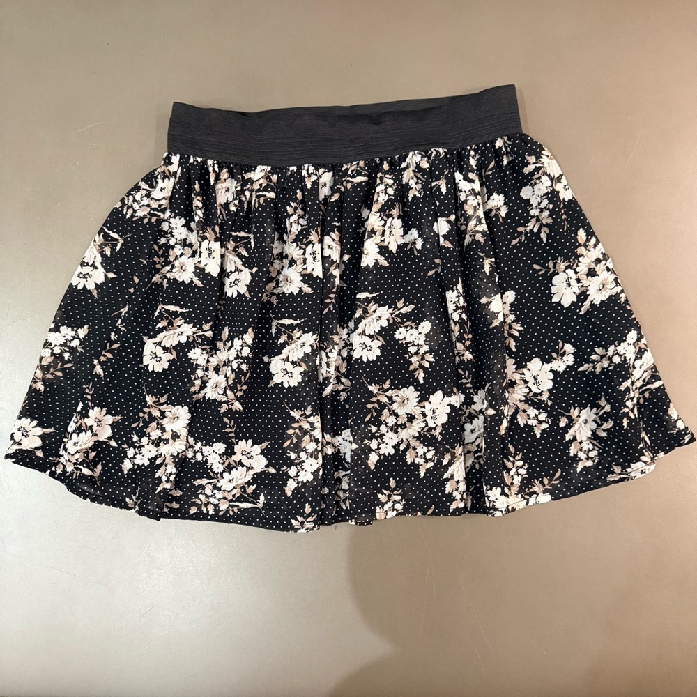 3/$10 🛒🛍️ Forever 21 Black Floral Skater Skirt - Size Medium